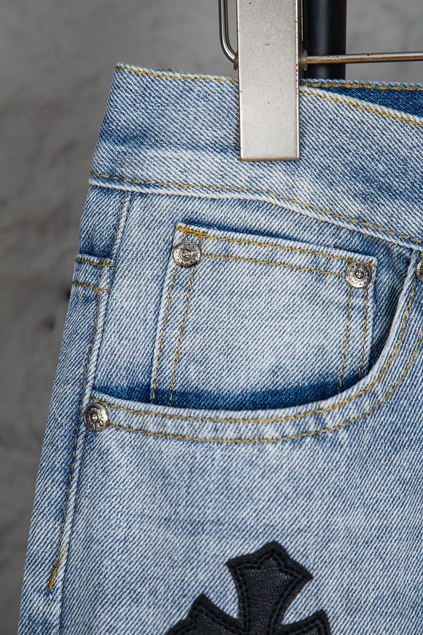 P260 The top version of CH Chromehearts black and white cross-patched leather jeans, priced at 34W level, patched with cross patterns, washed jeans! ! An absolutely high-end luxury product, a 1.9W-level god-level single product, a super popular product, made by top heavy industry, a magic weapon that cannot be missed! [About Zangyin] This is an extremely luxurious fashion brand that can also be called the aristocracy of the high street. It has always been an exclusive brand for some hipsters or rich second generations. Compared with ordinary high streets, it is more luxurious and noble. Compared with luxury brands, it is more fashionable and individual. It has always been a brand that I have a special liking for. [Top heavy industry fashion design] Consistently high-street luxury style. Speaking of this style, the Zangyin family and GU family are definitely the leading representative brands. Especially the Zangyin family has really achieved a state-of-the-art effect in creating high-street style. The unique washed material is used to create this style. The color system is already quite eye-catching. After it is decorated with patchwork cross flowers, it cleverly highlights the charm of the brand. Secondly, this style uses classic The high-waist cutting design highlights the long legs and fashionable temperament of the upper body. The brand is highly recognizable and the slim fit configuration is more suitable for daily wear. It is a product that interprets personality, fashion, and specifications at a glance. This single product is enough to make any fan excited. It can be a white T-shirt for a youthful college style, or a tight suspender for a royal style. It has strong matching ability and can be easily controlled by men.  [Materials and craftsmanship] Needless to say, this point goes without saying. As an excellent craftsman brand, Zangyin’s requirements for details and craftsmanship are really perfect. The washed color of this model has gone through so many processes, not to mention the embellishment of denim appliques. It is also purely hand-made and sewn. Just like what they believe in, only hand-made things have soul and have the meaning of wear. A top-notch heavy-duty fashionable denim item, I look forward to your perfect interpretation! !  Color: blue Size: 28-36